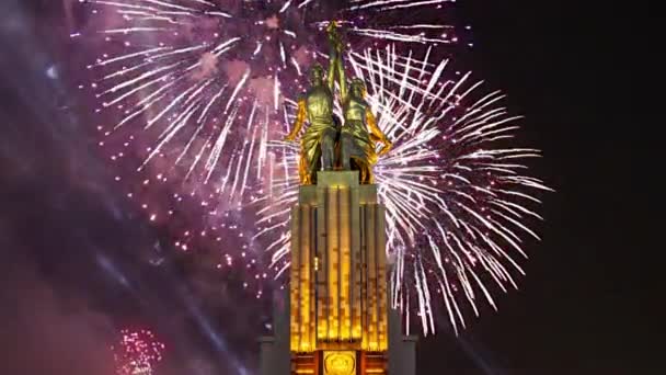 Moskau Russland Mai 2021 Farbenfrohes Feuerwerk Und Sowjetisches Denkmal Rabotschij — Stockvideo