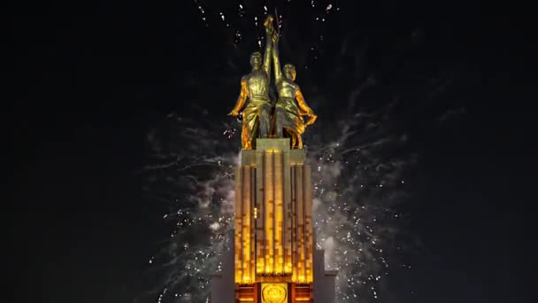 Moskou Russie Mei 2021 Feestelijke Kleurrijke Vuurwerk Sovjetmonument Rabochiy Kolchoznitsa — Stockvideo