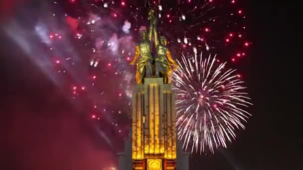 Moskou Russie Mei 2021 Feestelijke Kleurrijke Vuurwerk Sovjetmonument Rabochiy Kolchoznitsa — Stockvideo