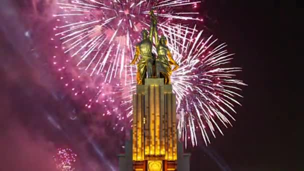 Moskau Russland Mai 2021 Farbenfrohes Feuerwerk Und Sowjetisches Denkmal Rabotschij — Stockvideo