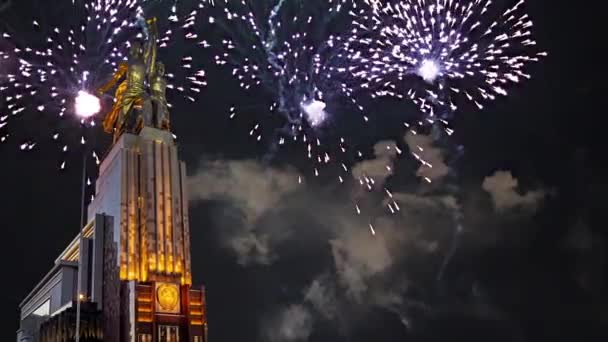 Moskou Russie Mei 2021 Feestelijke Kleurrijke Vuurwerk Sovjetmonument Rabochiy Kolchoznitsa — Stockvideo