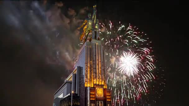 Moskau Russland Mai 2021 Farbenfrohes Feuerwerk Und Sowjetisches Denkmal Rabotschij — Stockvideo