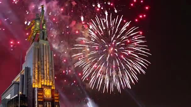 Moskau Russland Mai 2021 Farbenfrohes Feuerwerk Und Sowjetisches Denkmal Rabotschij — Stockvideo