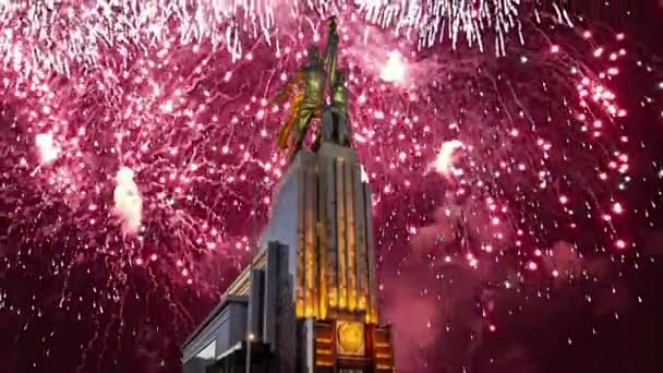 Moskou Russie Mei 2021 Feestelijke Kleurrijke Vuurwerk Sovjetmonument Rabochiy Kolchoznitsa — Stockvideo