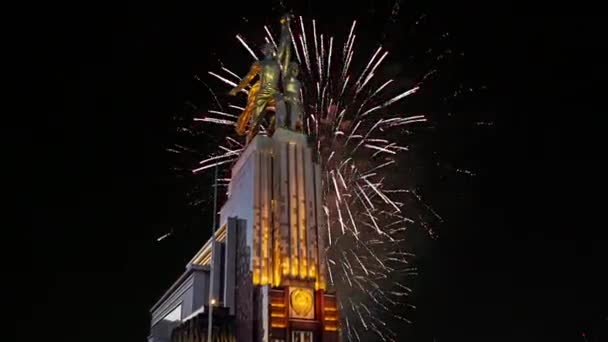 Moskau Russland Mai 2021 Farbenfrohes Feuerwerk Und Sowjetisches Denkmal Rabotschij — Stockvideo