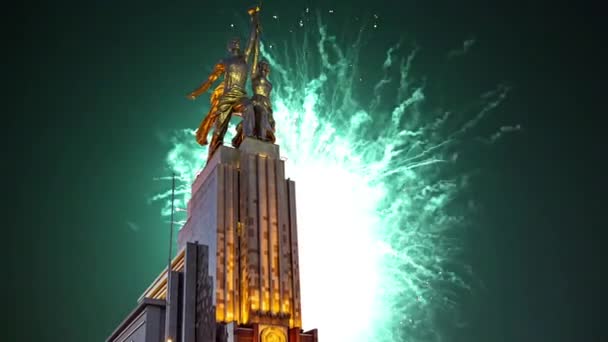 Moskau Russland Mai 2021 Farbenfrohes Feuerwerk Und Sowjetisches Denkmal Rabotschij — Stockvideo