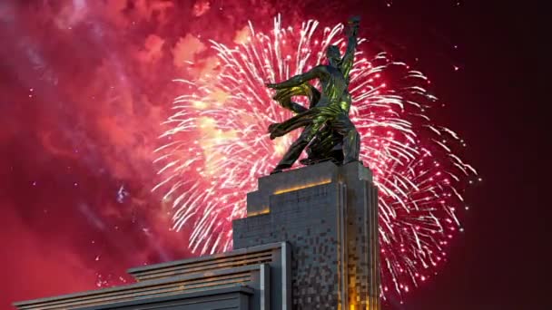 Moskau Russland Mai 2021 Farbenfrohes Feuerwerk Und Sowjetisches Denkmal Rabotschij — Stockvideo