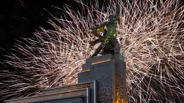 Moskou Russie Mei 2021 Feestelijke Kleurrijke Vuurwerk Sovjetmonument Rabochiy Kolchoznitsa — Stockvideo