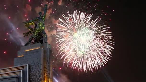 Moskou Russie Mei 2021 Feestelijke Kleurrijke Vuurwerk Sovjetmonument Rabochiy Kolchoznitsa — Stockvideo