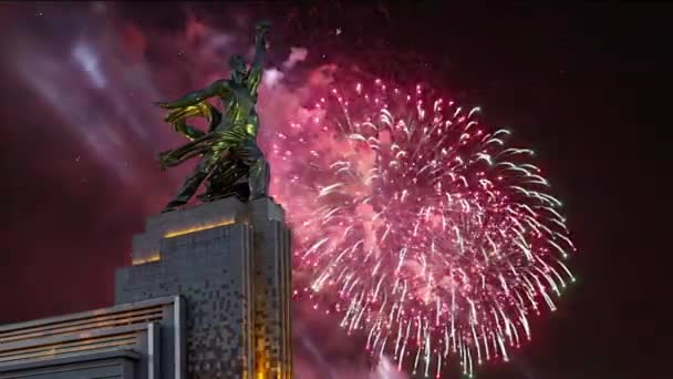 Moskou Russie Mei 2021 Feestelijke Kleurrijke Vuurwerk Sovjetmonument Rabochiy Kolchoznitsa — Stockvideo