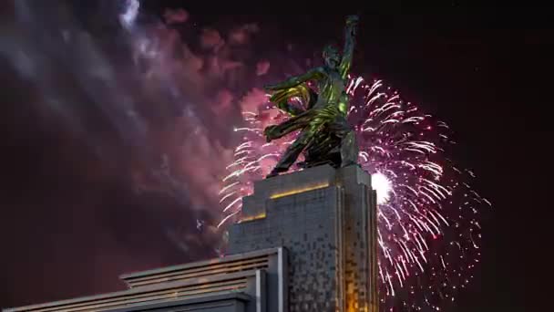 Moskau Russland Mai 2021 Farbenfrohes Feuerwerk Und Sowjetisches Denkmal Rabotschij — Stockvideo