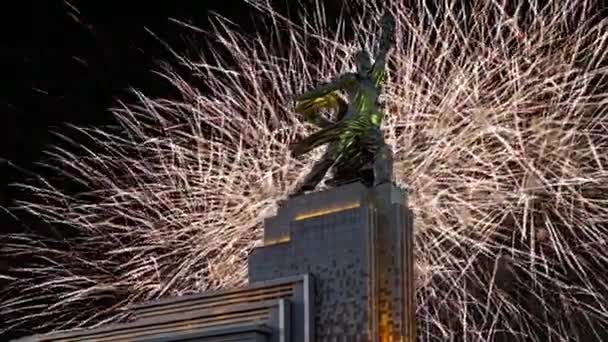 Moskau Russland Mai 2021 Farbenfrohes Feuerwerk Und Sowjetisches Denkmal Rabotschij — Stockvideo