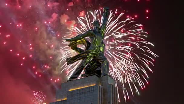 Moskau Russland Mai 2021 Farbenfrohes Feuerwerk Und Sowjetisches Denkmal Rabotschij — Stockvideo