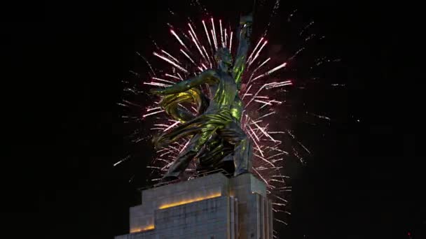 Moskou Russie Mei 2021 Feestelijke Kleurrijke Vuurwerk Sovjetmonument Rabochiy Kolchoznitsa — Stockvideo