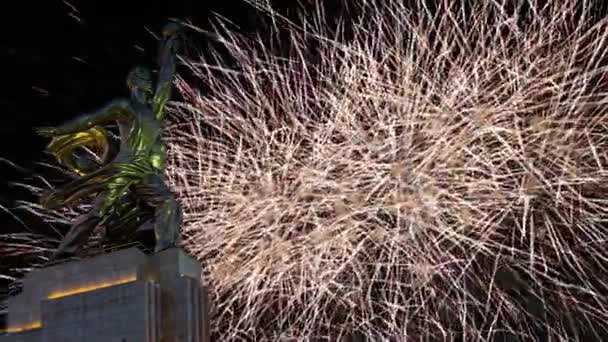 Moskau Russland Mai 2021 Farbenfrohes Feuerwerk Und Sowjetisches Denkmal Rabotschij — Stockvideo