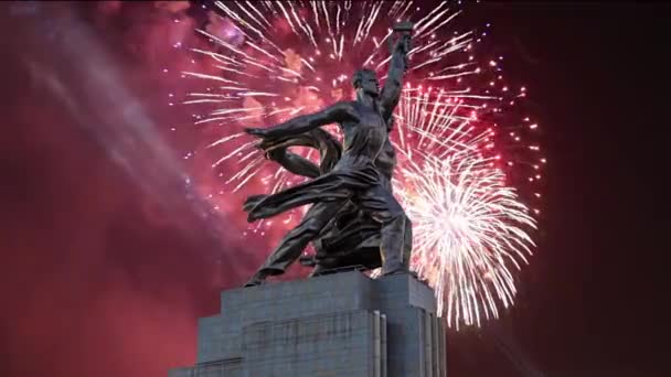 Moskau Russland Mai 2021 Farbenfrohes Feuerwerk Und Sowjetisches Denkmal Rabotschij — Stockvideo