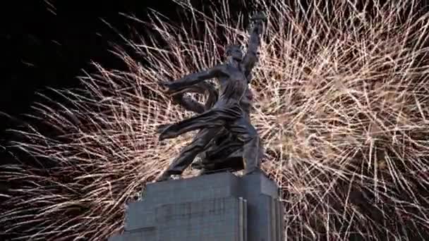 Moskau Russland Mai 2021 Farbenfrohes Feuerwerk Und Sowjetisches Denkmal Rabotschij — Stockvideo