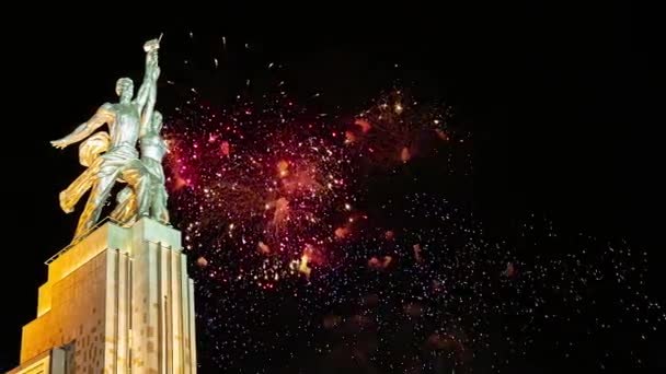 Moskou Russie Mei 2021 Feestelijke Kleurrijke Vuurwerk Sovjetmonument Rabochiy Kolchoznitsa — Stockvideo