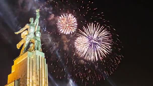 Moscou Russie Mai 2021 Feu Artifice Coloré Monument Soviétique Rabochiy — Video