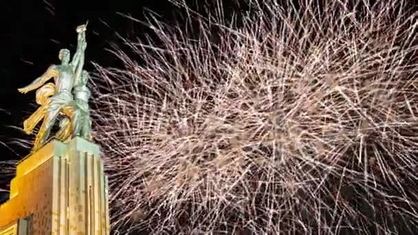 Moskau Russland Mai 2021 Farbenfrohes Feuerwerk Und Sowjetisches Denkmal Rabotschij — Stockvideo