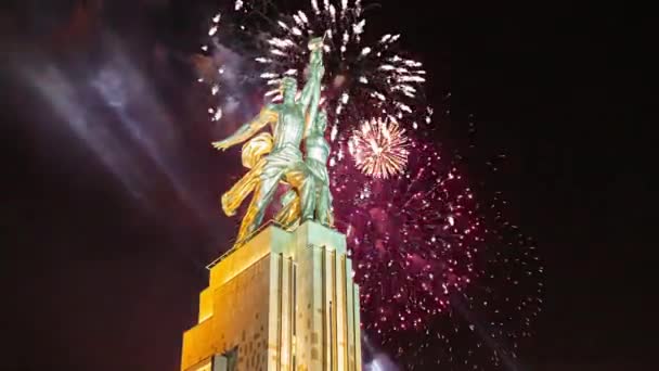 Moskau Russland Mai 2021 Farbenfrohes Feuerwerk Und Sowjetisches Denkmal Rabotschij — Stockvideo