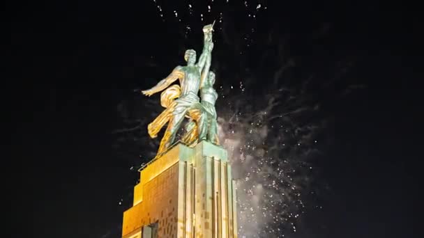 Moskou Russie Mei 2021 Feestelijke Kleurrijke Vuurwerk Sovjetmonument Rabochiy Kolchoznitsa — Stockvideo