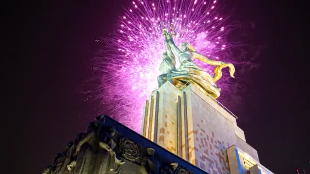 Moskou Russie Mei 2021 Feestelijke Kleurrijke Vuurwerk Sovjetmonument Rabochiy Kolchoznitsa — Stockvideo