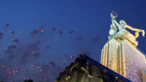 Moskau Russland Mai 2021 Farbenfrohes Feuerwerk Und Sowjetisches Denkmal Rabotschij — Stockvideo