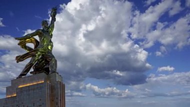 MOSCOW, RUSSIA - 20 Haziran 2021: Ünlü Sovyet anıtı Rabochiy i Kolkhoznitsa (İşçi ve Kolkhoz Kadını veya İşçi ve Kolektif Çiftçi) heykeltıraş Vera Mukhina, Moskova, Rusya. 1937 'de yapılmış. 