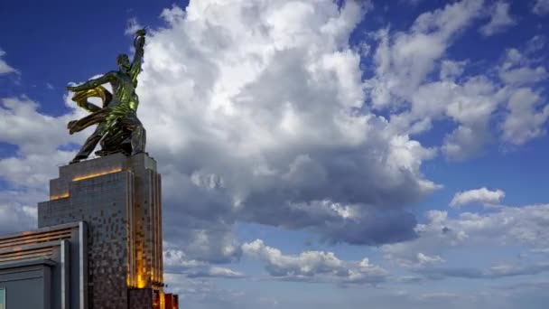 Moscow Russia June 2021 著名的苏联纪念碑Rabochiy Kolkhoznitsa Worker Kolkhoz Woman Worker — 图库视频影像