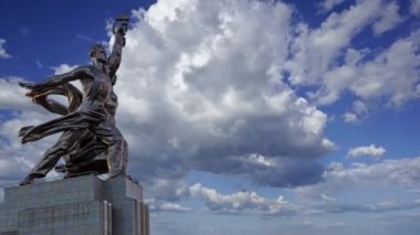 MOSCOW, RUSSIA - 20 Haziran 2021: Ünlü Sovyet anıtı Rabochiy i Kolkhoznitsa (İşçi ve Kolkhoz Kadını veya İşçi ve Kolektif Çiftçi) heykeltıraş Vera Mukhina, Moskova, Rusya. 1937 'de yapılmış. 