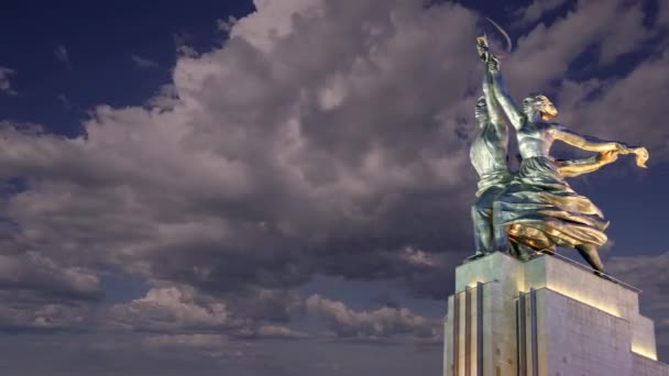 モスクワ ロシア 2021年6月20日 彫刻家ヴェラ ムキナの有名なソ連の記念碑Rabchiy Kolkhoznitsa 労働者とKolkhoz女性または労働者と集団農場 モスクワ ロシア 1937年製 — ストック動画