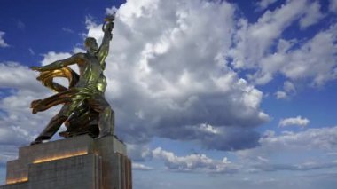 Ünlü Sovyet anıtı Rabochiy i Kolkhoznitsa (İşçi ve Kolkhoz Kadını veya İşçi ve Toplu Çiftçi) heykeltıraş Vera Mukhina, Moskova, Rusya. 1937 'de yapılmış. 