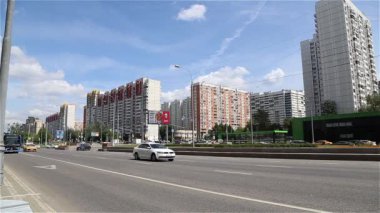 MOSCOW, Rusya- 19 Temmuz 2021: Moskova 'da bir iş gününde, Rusya' da gündüz trafiği 