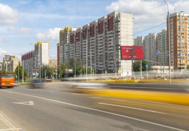 MOSCOW, Rusya- 19 Temmuz 2021: Moskova 'da bir iş gününde, Rusya' da gündüz trafiği   