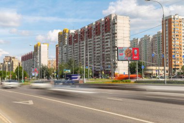 MOSCOW, Rusya- 19 Temmuz 2021: Moskova 'da bir iş gününde, Rusya' da gündüz trafiği   