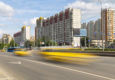 MOSCOW, Rusya- 19 Temmuz 2021: Moskova 'da bir iş gününde, Rusya' da gündüz trafiği   