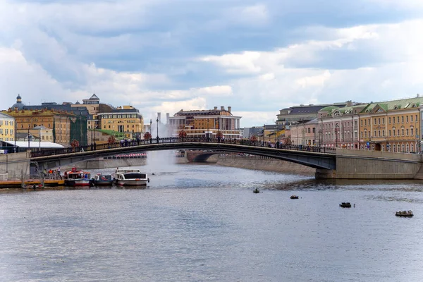 Avloppskanal Bolotnaja Embankment Och Kadasjevskaja Naberezjnaja Bank Moskvas Historiska Centrum — Stockfoto