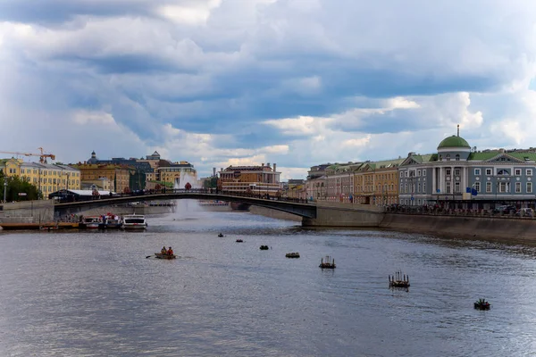 Avloppskanal Bolotnaja Embankment Och Kadasjevskaja Naberezjnaja Bank Moskvas Historiska Centrum — Stockfoto