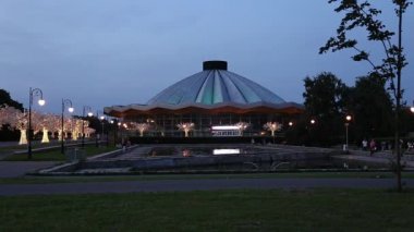 MOSCOW, RUSSIA 15 AĞUSTOS 2021: Moskova Devlet Sirki Vernadskogo Prospekt, gece, Rusya