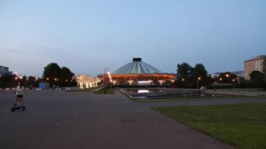 MOSCOW, RUSSIA 15 AĞUSTOS 2021: Moskova Devlet Sirki Vernadskogo Prospekt, gece, Rusya