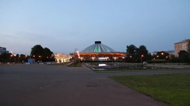 MOSCOW, RUSSIA 15 AĞUSTOS 2021: Moskova Devlet Sirki Vernadskogo Prospekt, gece, Rusya