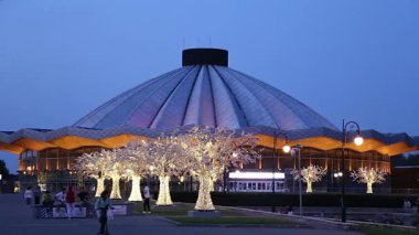 MOSCOW, RUSSIA 15 AĞUSTOS 2021: Moskova Devlet Sirki Vernadskogo Prospekt, gece, Rusya