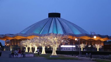 MOSCOW, RUSSIA 15 AĞUSTOS 2021: Moskova Devlet Sirki Vernadskogo Prospekt, gece, Rusya