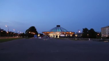 MOSCOW, RUSSIA 15 AĞUSTOS 2021: Moskova Devlet Sirki Vernadskogo Prospekt, gece, Rusya