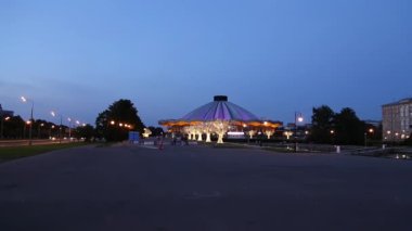 MOSCOW, RUSSIA 15 AĞUSTOS 2021: Moskova Devlet Sirki Vernadskogo Prospekt, gece, Rusya