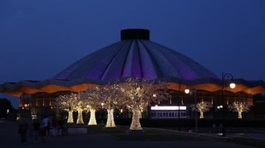 MOSCOW, RUSSIA 15 AĞUSTOS 2021: Moskova Devlet Sirki Vernadskogo Prospekt, gece, Rusya