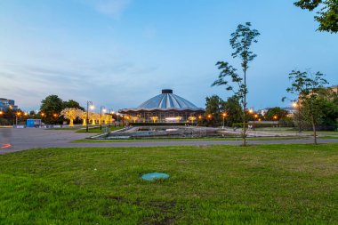 MOSCOW, RUSSIA 15 AĞUSTOS 2021: Moskova Devlet Sirki Vernadskogo Prospekt, gece manzarası