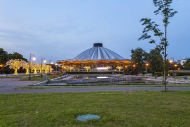 MOSCOW, RUSSIA 15 AĞUSTOS 2021: Moskova Devlet Sirki Vernadskogo Prospekt, gece manzarası