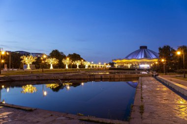 MOSCOW, RUSSIA 15 AĞUSTOS 2021: Moskova Devlet Sirki Vernadskogo Prospekt, gece manzarası